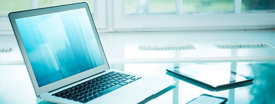 Notebook, Tablet und Smartphone auf einem Bürotisch
